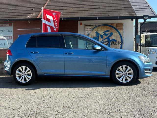 ゴルフ ＴＳＩコンフォートラインブルーモーションテクノロジー　純正ナビ　バックカメラ　Ｂｌｕｅｔｏｏｔｈ　電子パーキング　アイドリングストップ　純正１６インチアルミホイール　革巻きハンドル　クルーズコントロール　ステアリングリモコン　パドルシフト　ＥＴＣ　ＨＩＤ（7枚目）