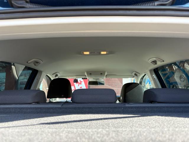 ゴルフ ＴＳＩコンフォートラインブルーモーションテクノロジー　純正ナビ　バックカメラ　Ｂｌｕｅｔｏｏｔｈ　電子パーキング　アイドリングストップ　純正１６インチアルミホイール　革巻きハンドル　クルーズコントロール　ステアリングリモコン　パドルシフト　ＥＴＣ　ＨＩＤ（12枚目）