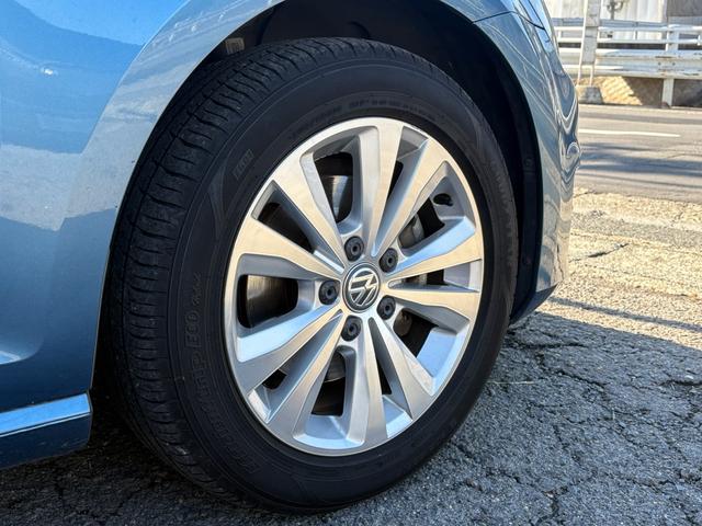 ゴルフ ＴＳＩコンフォートラインブルーモーションテクノロジー　純正ナビ　バックカメラ　Ｂｌｕｅｔｏｏｔｈ　電子パーキング　アイドリングストップ　純正１６インチアルミホイール　革巻きハンドル　クルーズコントロール　ステアリングリモコン　パドルシフト　ＥＴＣ　ＨＩＤ（13枚目）