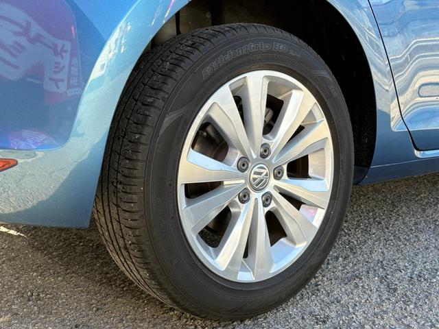 ゴルフ ＴＳＩコンフォートラインブルーモーションテクノロジー　純正ナビ　バックカメラ　Ｂｌｕｅｔｏｏｔｈ　電子パーキング　アイドリングストップ　純正１６インチアルミホイール　革巻きハンドル　クルーズコントロール　ステアリングリモコン　パドルシフト　ＥＴＣ　ＨＩＤ（14枚目）