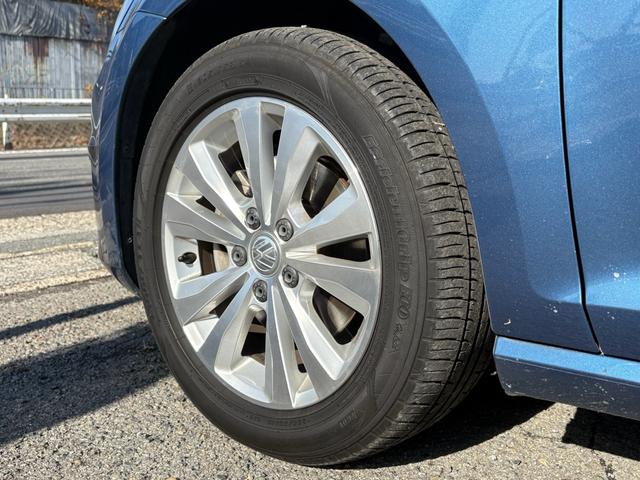 ゴルフ ＴＳＩコンフォートラインブルーモーションテクノロジー　純正ナビ　バックカメラ　Ｂｌｕｅｔｏｏｔｈ　電子パーキング　アイドリングストップ　純正１６インチアルミホイール　革巻きハンドル　クルーズコントロール　ステアリングリモコン　パドルシフト　ＥＴＣ　ＨＩＤ（15枚目）