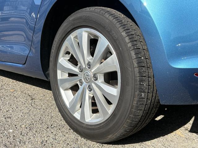 ゴルフ ＴＳＩコンフォートラインブルーモーションテクノロジー　純正ナビ　バックカメラ　Ｂｌｕｅｔｏｏｔｈ　電子パーキング　アイドリングストップ　純正１６インチアルミホイール　革巻きハンドル　クルーズコントロール　ステアリングリモコン　パドルシフト　ＥＴＣ　ＨＩＤ（16枚目）