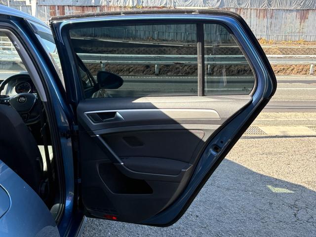 ゴルフ ＴＳＩコンフォートラインブルーモーションテクノロジー　純正ナビ　バックカメラ　Ｂｌｕｅｔｏｏｔｈ　電子パーキング　アイドリングストップ　純正１６インチアルミホイール　革巻きハンドル　クルーズコントロール　ステアリングリモコン　パドルシフト　ＥＴＣ　ＨＩＤ（18枚目）