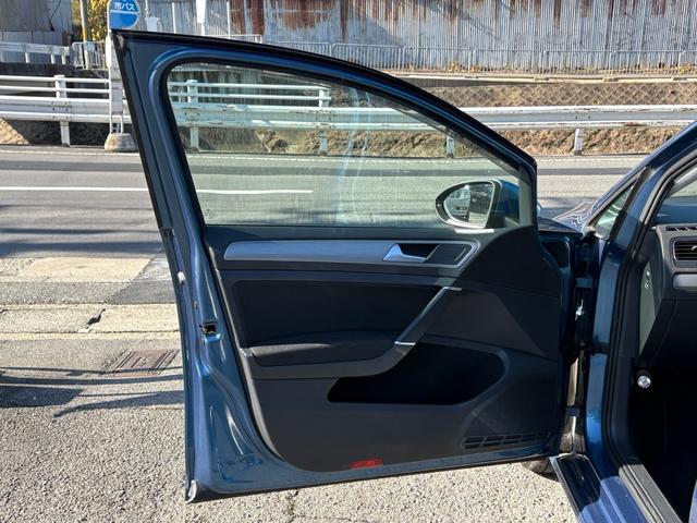 ゴルフ ＴＳＩコンフォートラインブルーモーションテクノロジー　純正ナビ　バックカメラ　Ｂｌｕｅｔｏｏｔｈ　電子パーキング　アイドリングストップ　純正１６インチアルミホイール　革巻きハンドル　クルーズコントロール　ステアリングリモコン　パドルシフト　ＥＴＣ　ＨＩＤ（19枚目）