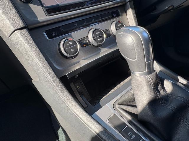 ゴルフ ＴＳＩコンフォートラインブルーモーションテクノロジー　純正ナビ　バックカメラ　Ｂｌｕｅｔｏｏｔｈ　電子パーキング　アイドリングストップ　純正１６インチアルミホイール　革巻きハンドル　クルーズコントロール　ステアリングリモコン　パドルシフト　ＥＴＣ　ＨＩＤ（42枚目）