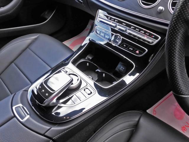 Ｅクラス Ｅ２００　アバンギャルド　スポーツ　レザーパッケージ　純正ナビＴＶ　ブルメスターサラウンド　３６０°カメラ　レーダーセーフティ　ブラックレザーシート　エアバランスパッケージ　マルチビームＬＥＤ　純正１９インチＡＷ（11枚目）