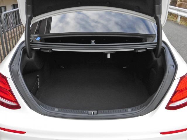 Ｅクラス Ｅ２００　アバンギャルド　スポーツ　レザーパッケージ　純正ナビＴＶ　ブルメスターサラウンド　３６０°カメラ　レーダーセーフティ　ブラックレザーシート　エアバランスパッケージ　マルチビームＬＥＤ　純正１９インチＡＷ（18枚目）