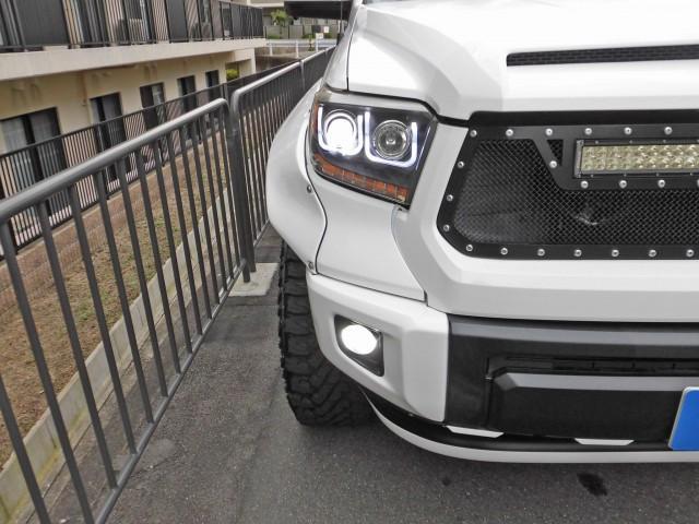 タンドラ クルーマックス　ＳＲ５　アルパインナビ　フルセグＴＶ　ロックフォードスピーカー　ハニーＤオーバーフェンダー＆フロントリップ　リフトアップ　２０インチＡＷ　ＬＥＥＲトノカバー　フローマスターマフラー（8枚目）