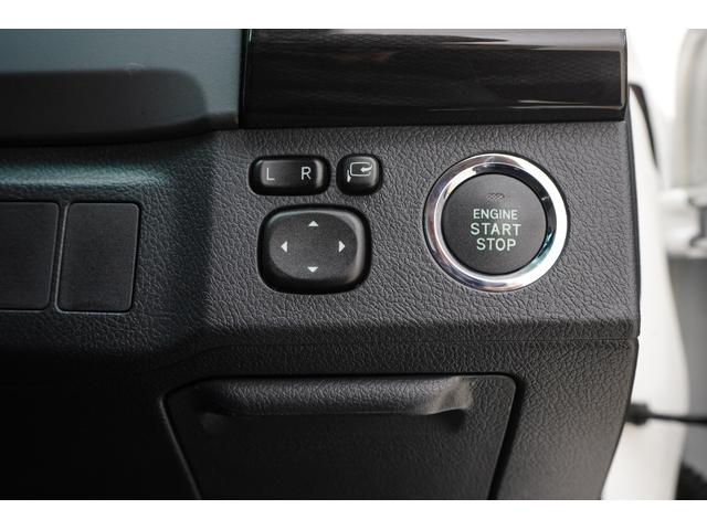 ●スマートキーが装備されています。ドアの開閉もキーを出さずに操作が可能なので、とても便利な機能です。キ