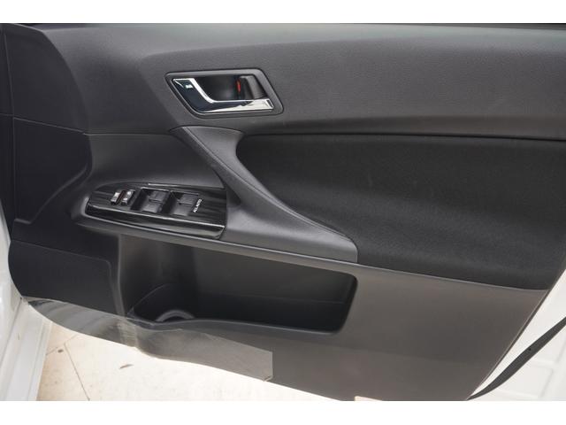 ●ドアサイドにペットボトルホルダーと収納スペースがあります。