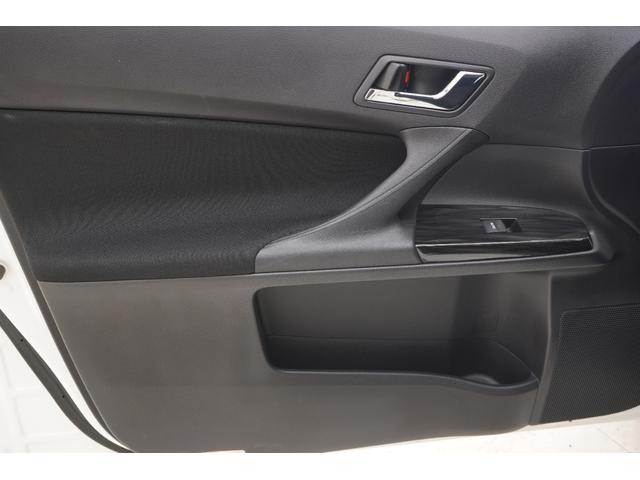 ●ドアサイドにペットボトルホルダーと収納スペースがあります。。