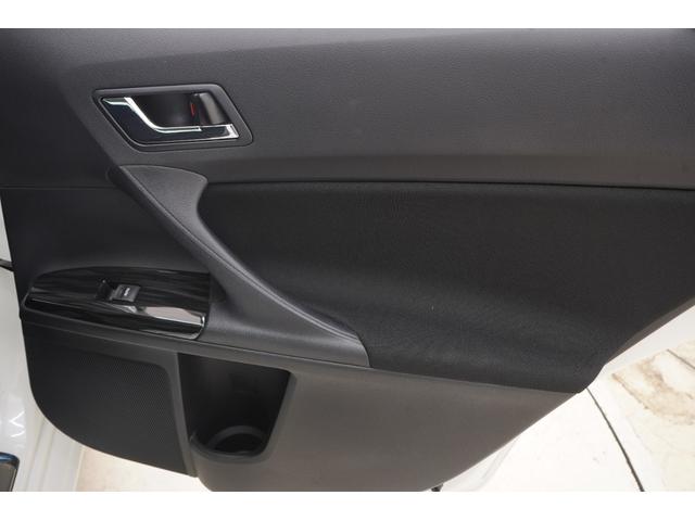 ●ドアサイドにペットボトルホルダーと収納スペースがあります。