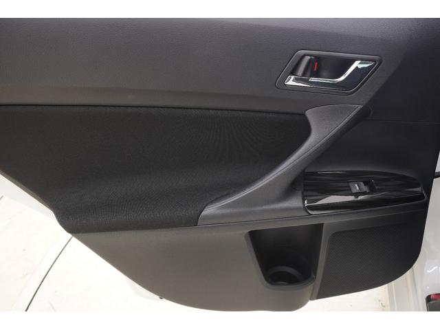 ●ドアサイドにペットボトルホルダーと収納スペースがあります。