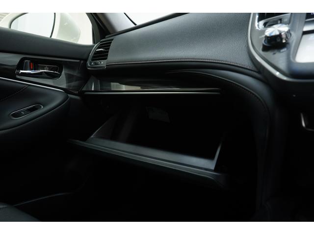 ���O���[�u�{�b�N�X���͑傫�߂̐݌v�ɂȂ��Ă��܂��I