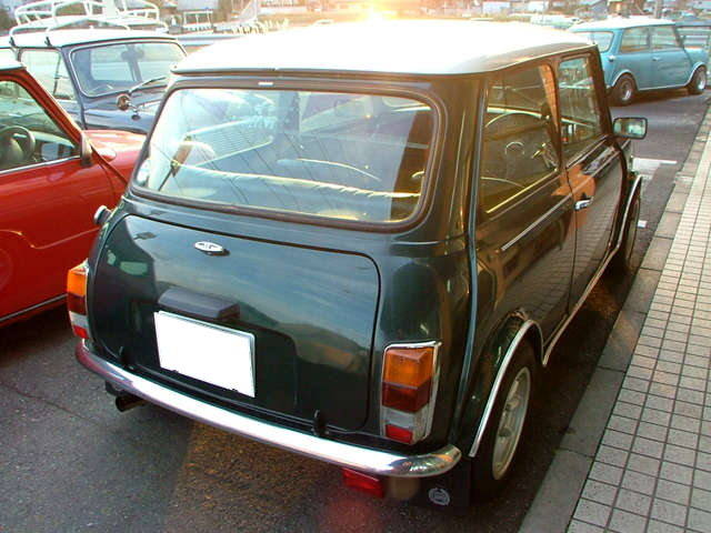 ＭＩＮＩ クーパー１．３ｉＡＵＴＯ　ｒ３マフラー　モトリタ　ステアリングラジエタ交換済み　ＡＴ／ＯＨ　車高調整　アルミホイール　エアコン　記録簿　保証付き　革巻きステアリング（5枚目）