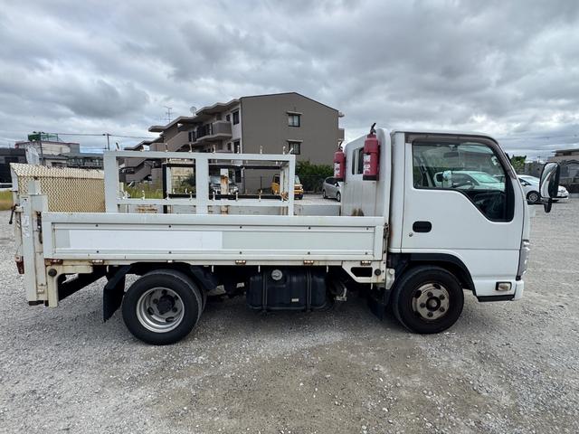 エルフトラック 　ＴＲＧ－ＮＪＲ８５Ａ　平　４ナンバー　極東製垂直式パワーゲート　床鉄板張　積載２０００Ｋｇ　６速オートマ　パーキングレンジ付　車両総重量４８８５ｋｇ　（準中型免許）（6枚目）
