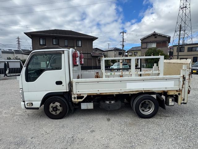 エルフトラック 　ＴＲＧ－ＮＪＲ８５Ａ　平　４ナンバー　極東製垂直式パワーゲート　床鉄板張　積載２０００Ｋｇ　６速オートマ　パーキングレンジ付　車両総重量４８８５ｋｇ　（準中型免許）（8枚目）