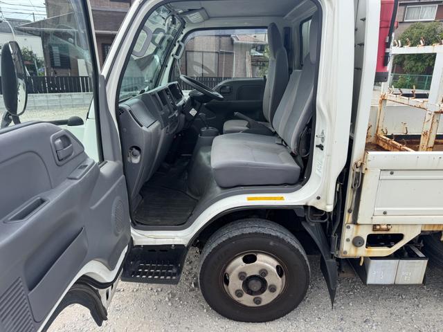 エルフトラック 　ＴＲＧ－ＮＪＲ８５Ａ　平　４ナンバー　極東製垂直式パワーゲート　床鉄板張　積載２０００Ｋｇ　６速オートマ　パーキングレンジ付　車両総重量４８８５ｋｇ　（準中型免許）（22枚目）