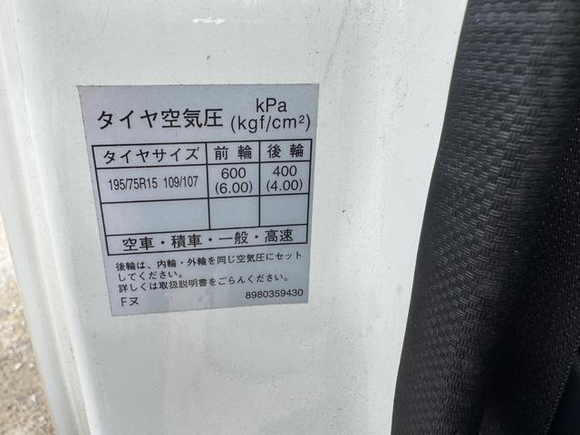 エルフトラック 　ＴＲＧ－ＮＪＲ８５Ａ　平　４ナンバー　極東製垂直式パワーゲート　床鉄板張　積載２０００Ｋｇ　６速オートマ　パーキングレンジ付　車両総重量４８８５ｋｇ　（準中型免許）（27枚目）