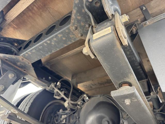 エルフトラック 　ＴＲＧ－ＮＪＲ８５Ａ　平　４ナンバー　極東製垂直式パワーゲート　床鉄板張　積載２０００Ｋｇ　６速オートマ　パーキングレンジ付　車両総重量４８８５ｋｇ　（準中型免許）（38枚目）