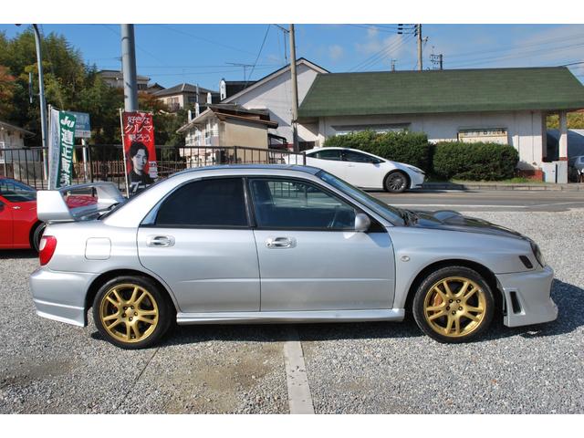 インプレッサ ＷＲＸ　ＳＴｉ　Ｓ仕様　修復歴無　カーボンボンネット　ＨＫＳマフラー　エアロバンパー　純正１７アルミ　ブレンボキャリパー　クスコタワーバー　ナビ　ＥＴＣ　キーレス　大型Ｒスポイラー　キセノンライト　純正ＭＯＭＯステアリング（17枚目）