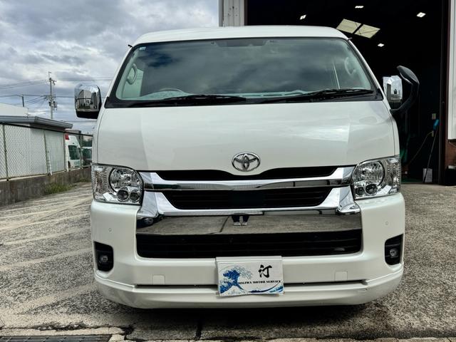 ハイエースワゴン ＧＬ　フルカスタム仕様　フルフラットベッドキット搭載　パノラミックビューモニター　フローティングナビ　デジタルインナーミラー　フリップダウンモニター　ＬＥＤテール　床張り　テーブルセットドライブレコーダー（7枚目）