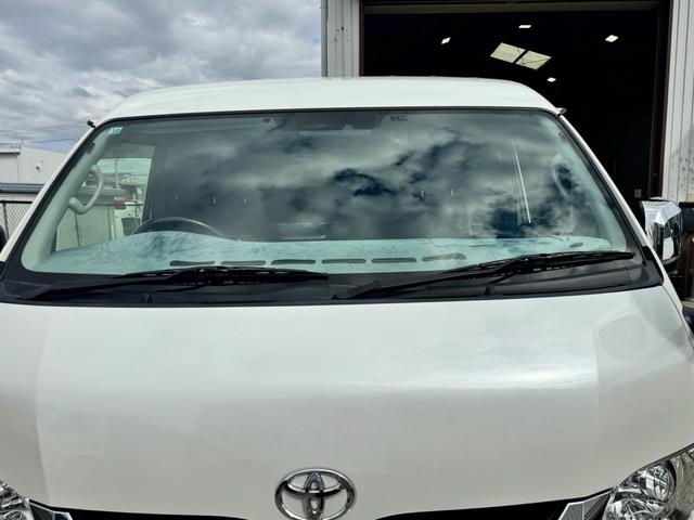 ハイエースワゴン ＧＬ　フルカスタム仕様　フルフラットベッドキット搭載　パノラミックビューモニター　フローティングナビ　デジタルインナーミラー　フリップダウンモニター　ＬＥＤテール　床張り　テーブルセットドライブレコーダー（9枚目）