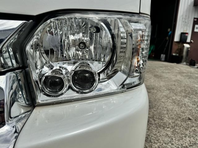 ハイエースワゴン ＧＬ　フルカスタム仕様　フルフラットベッドキット搭載　パノラミックビューモニター　フローティングナビ　デジタルインナーミラー　フリップダウンモニター　ＬＥＤテール　床張り　テーブルセットドライブレコーダー（11枚目）