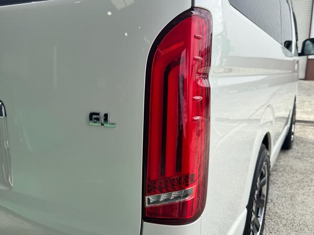 ハイエースワゴン ＧＬ　フルカスタム仕様　フルフラットベッドキット搭載　パノラミックビューモニター　フローティングナビ　デジタルインナーミラー　フリップダウンモニター　ＬＥＤテール　床張り　テーブルセットドライブレコーダー（17枚目）