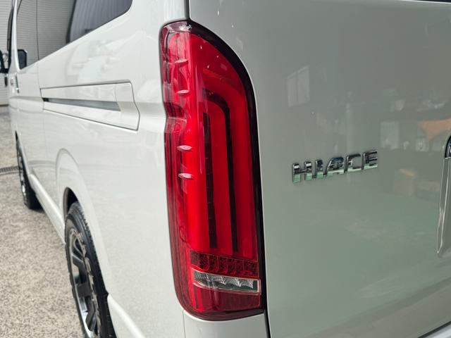 ハイエースワゴン ＧＬ　フルカスタム仕様　フルフラットベッドキット搭載　パノラミックビューモニター　フローティングナビ　デジタルインナーミラー　フリップダウンモニター　ＬＥＤテール　床張り　テーブルセットドライブレコーダー（18枚目）