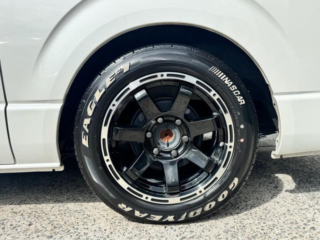 ハイエースワゴン ＧＬ　フルカスタム仕様　フルフラットベッドキット搭載　パノラミックビューモニター　フローティングナビ　デジタルインナーミラー　フリップダウンモニター　ＬＥＤテール　床張り　テーブルセットドライブレコーダー（26枚目）