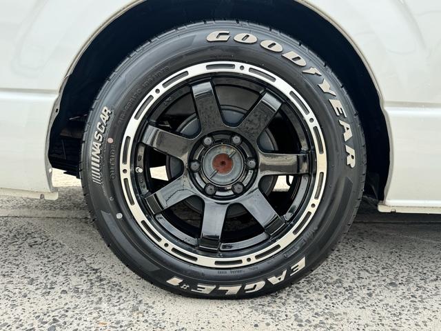 ハイエースワゴン ＧＬ　フルカスタム仕様　フルフラットベッドキット搭載　パノラミックビューモニター　フローティングナビ　デジタルインナーミラー　フリップダウンモニター　ＬＥＤテール　床張り　テーブルセットドライブレコーダー（28枚目）
