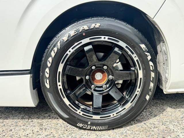 ハイエースワゴン ＧＬ　フルカスタム仕様　フルフラットベッドキット搭載　パノラミックビューモニター　フローティングナビ　デジタルインナーミラー　フリップダウンモニター　ＬＥＤテール　床張り　テーブルセットドライブレコーダー（29枚目）