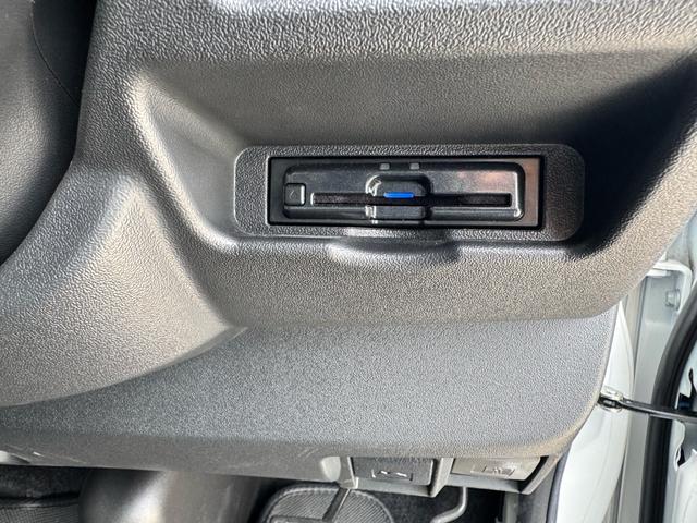 ハイエースワゴン ＧＬ　フルカスタム仕様　フルフラットベッドキット搭載　パノラミックビューモニター　フローティングナビ　デジタルインナーミラー　フリップダウンモニター　ＬＥＤテール　床張り　テーブルセットドライブレコーダー（40枚目）