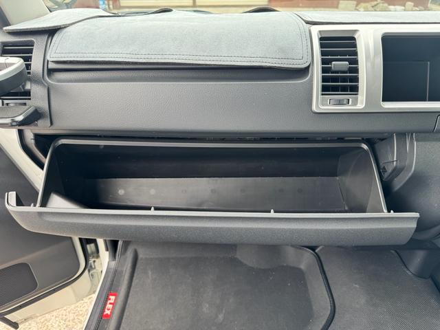 ハイエースワゴン ＧＬ　フルカスタム仕様　フルフラットベッドキット搭載　パノラミックビューモニター　フローティングナビ　デジタルインナーミラー　フリップダウンモニター　ＬＥＤテール　床張り　テーブルセットドライブレコーダー（57枚目）