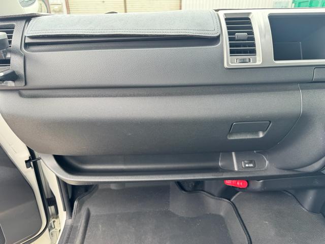 ハイエースワゴン ＧＬ　フルカスタム仕様　フルフラットベッドキット搭載　パノラミックビューモニター　フローティングナビ　デジタルインナーミラー　フリップダウンモニター　ＬＥＤテール　床張り　テーブルセットドライブレコーダー（59枚目）