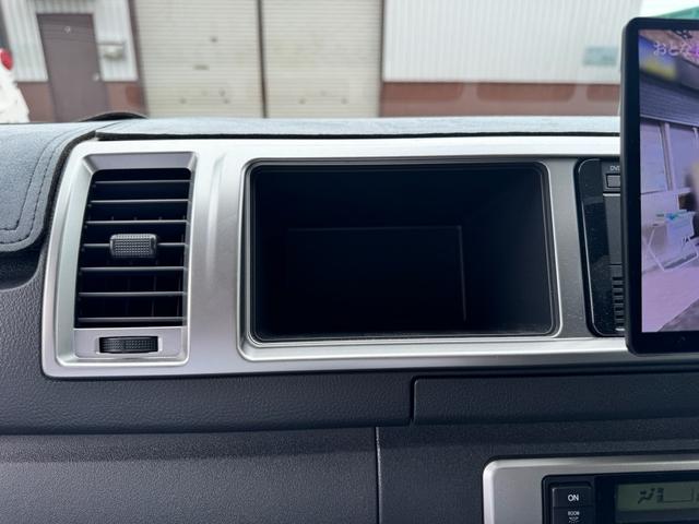 ハイエースワゴン ＧＬ　フルカスタム仕様　フルフラットベッドキット搭載　パノラミックビューモニター　フローティングナビ　デジタルインナーミラー　フリップダウンモニター　ＬＥＤテール　床張り　テーブルセットドライブレコーダー（60枚目）