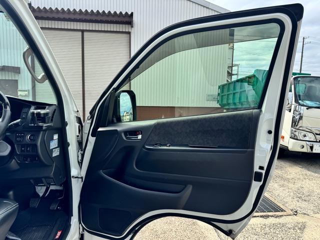 ハイエースワゴン ＧＬ　フルカスタム仕様　フルフラットベッドキット搭載　パノラミックビューモニター　フローティングナビ　デジタルインナーミラー　フリップダウンモニター　ＬＥＤテール　床張り　テーブルセットドライブレコーダー（61枚目）