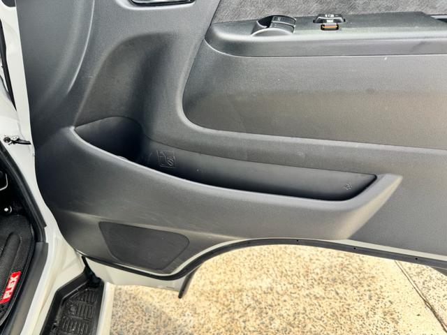 ハイエースワゴン ＧＬ　フルカスタム仕様　フルフラットベッドキット搭載　パノラミックビューモニター　フローティングナビ　デジタルインナーミラー　フリップダウンモニター　ＬＥＤテール　床張り　テーブルセットドライブレコーダー（63枚目）