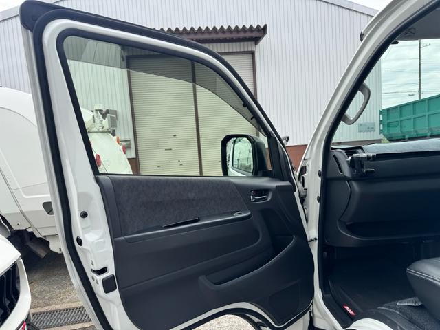 ハイエースワゴン ＧＬ　フルカスタム仕様　フルフラットベッドキット搭載　パノラミックビューモニター　フローティングナビ　デジタルインナーミラー　フリップダウンモニター　ＬＥＤテール　床張り　テーブルセットドライブレコーダー（65枚目）