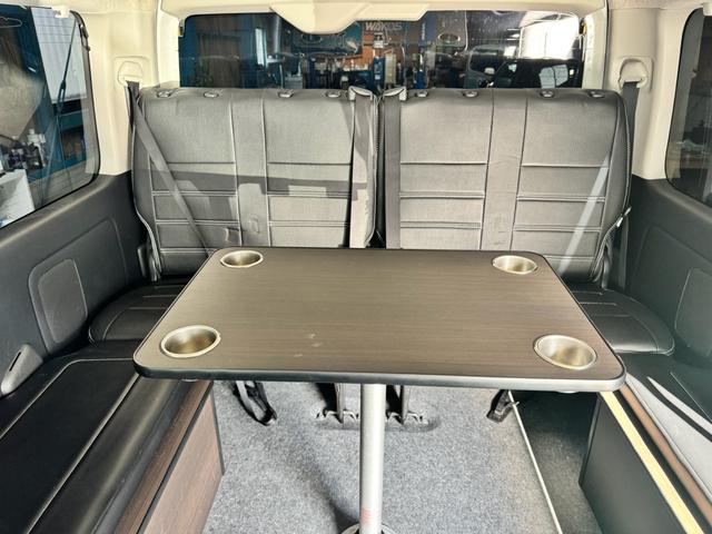 ハイエースワゴン ＧＬ　フルカスタム仕様　フルフラットベッドキット搭載　パノラミックビューモニター　フローティングナビ　デジタルインナーミラー　フリップダウンモニター　ＬＥＤテール　床張り　テーブルセットドライブレコーダー（71枚目）