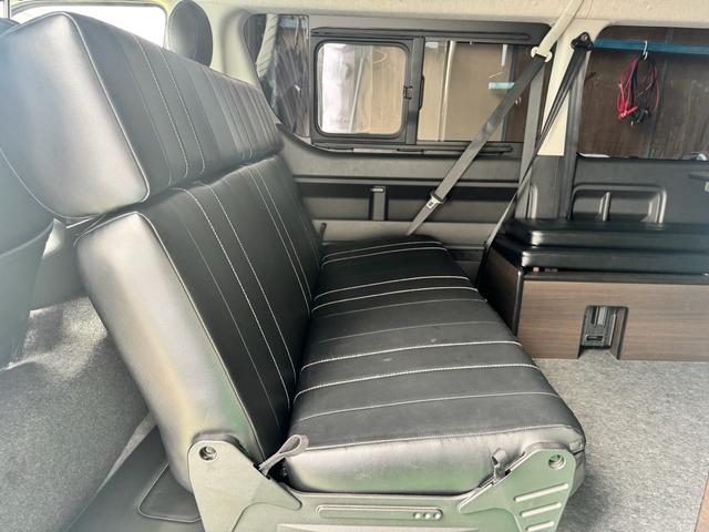 ハイエースワゴン ＧＬ　フルカスタム仕様　フルフラットベッドキット搭載　パノラミックビューモニター　フローティングナビ　デジタルインナーミラー　フリップダウンモニター　ＬＥＤテール　床張り　テーブルセットドライブレコーダー（76枚目）