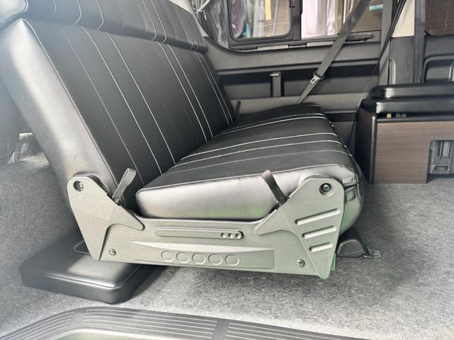 ハイエースワゴン ＧＬ　フルカスタム仕様　フルフラットベッドキット搭載　パノラミックビューモニター　フローティングナビ　デジタルインナーミラー　フリップダウンモニター　ＬＥＤテール　床張り　テーブルセットドライブレコーダー（77枚目）