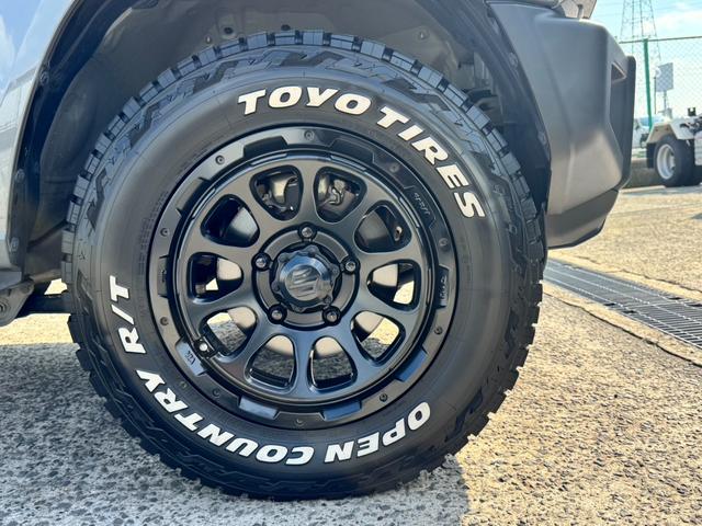 ジムニー ＸＣ　ワンオーナー　カスタム使用（キャリア・１６インチブロックタイヤ）　デュアルセンサーブレーキサポート　ドラレコ　シートヒーター　レーンキープアシスト　Ｐスタート　後席シートベルトリマインダー　背面タイヤ（26枚目）