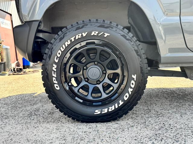 ジムニー ＸＣ　ワンオーナー　カスタム使用（キャリア・１６インチブロックタイヤ）　デュアルセンサーブレーキサポート　ドラレコ　シートヒーター　レーンキープアシスト　Ｐスタート　後席シートベルトリマインダー　背面タイヤ（29枚目）