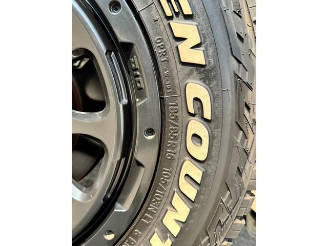 ジムニー ＸＣ　ワンオーナー　カスタム使用（キャリア・１６インチブロックタイヤ）　デュアルセンサーブレーキサポート　ドラレコ　シートヒーター　レーンキープアシスト　Ｐスタート　後席シートベルトリマインダー　背面タイヤ（30枚目）