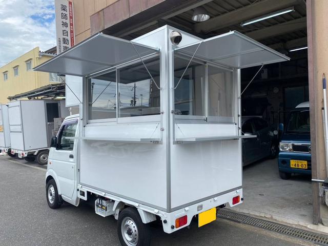 キャリイトラック 　キッチンカー．移動販売車．ケータリングカー．フードトラック（Ｂ）　／前方収納．側面・後方跳上扉＆テーブル．サッシ．ドア．２層シンク＆タンク．換気扇．床．照明．外部内部電源（5枚目）