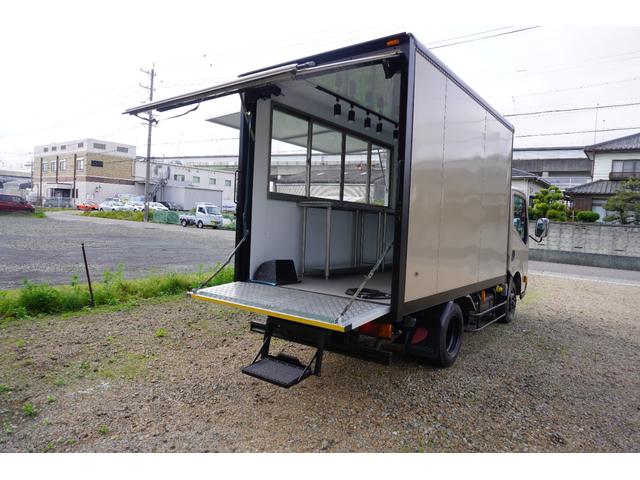 アトラストラック 　キッチンカー　移動販売車　フードトラック（Ｃ）／全塗装＋側面跳上扉＆テーブル＋窓サッシ＋作業台＋シンク＋２層タンク＋換気扇＋床＋レール照明＋外部・内部電源＋８ナンバー登録（5枚目）