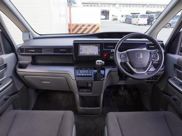 視界広々で非常に運転しやすくロングドライブでも疲れを感じさせないすっきりとまとまったインパネ周りです。