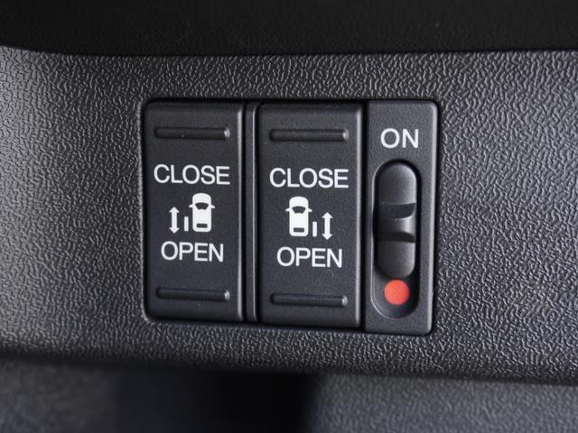 ◆両側電動スライドドア◆狭い駐車場でも乗り降りが楽々♪お子様が隣の車にドアを当ててしまう心配もございません！小さなお子様連れの方もこれで安心。